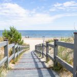 Ein Holzstufenweg zum Strand